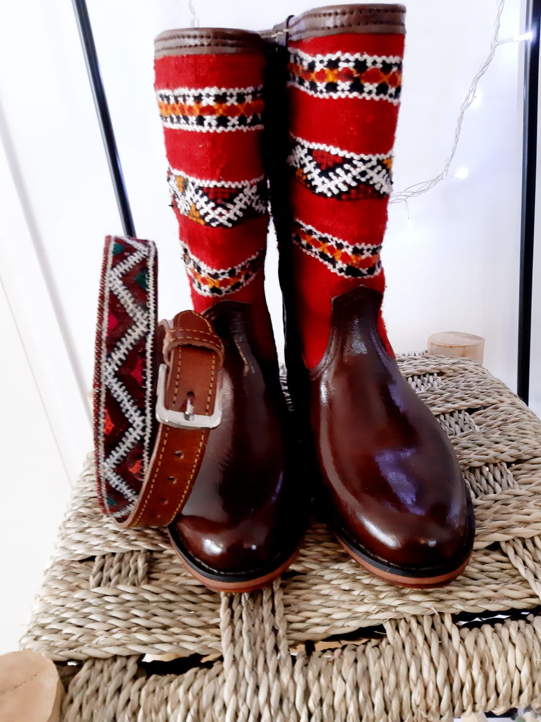 Bottes plates en cuir marron et tissu berbere rouge