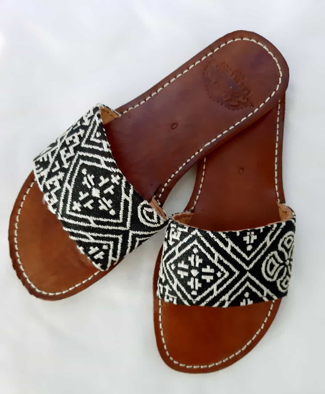 sandale tapis berbere noir et blanc