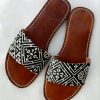 sandale tapis berbere noir et blanc
