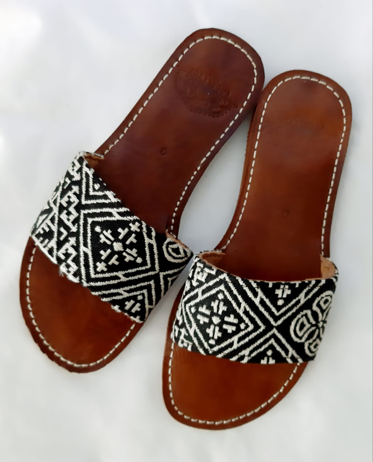 sandale tapis berbere noir et blanc